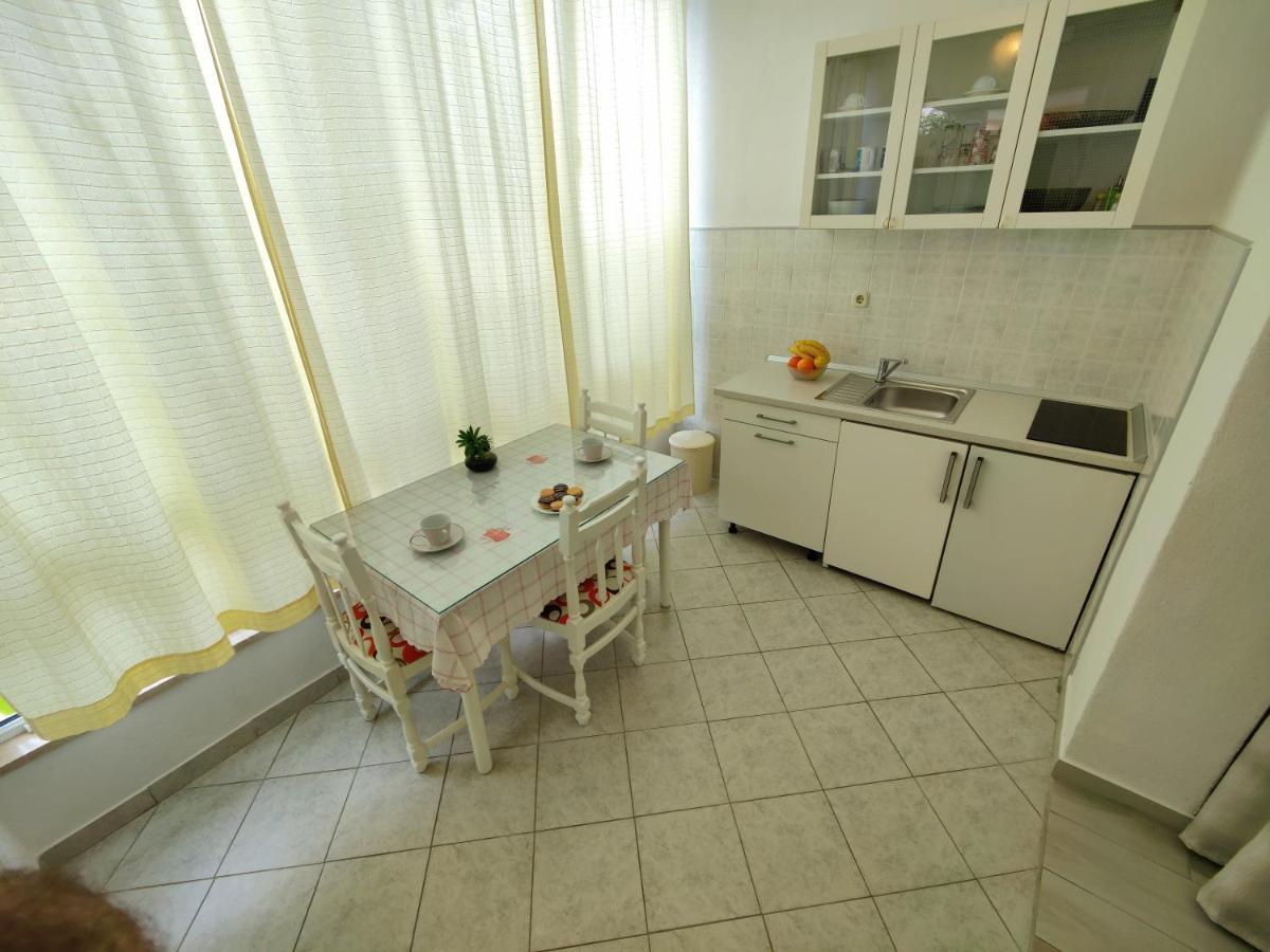 Cosey Studio Apartment For 2 Free Private Parking Makarska Eksteriør billede